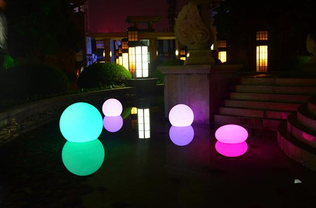 정원/야드를 위해 재충전용 LED 놀 공 램프를 바꾸는 낭만주의 색깔