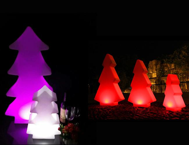 플라스틱 트리는 크리스마스 옥외 훈장을 위해 배터리 전원을 사용한 LED 전기 스탠드를 형성했습니다
